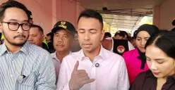 Utusan Khusus Presiden Bidang Pembinaan Generasi Muda dan Pekerja Seni Raffi Ahmad (tengah), saat mengunjungi tempat pengungsian korban longsor di Desa Pasirlangu Kabupaten Bandung Barat. (Sumber: Poskota/Gatot Poedji Utomo)