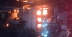 Petugas melakukan pemadaman di pabrik rumahan konveksi di wilayah Ciomas, Kabupaten Bogor. (Sumber: Dok. Damkar)