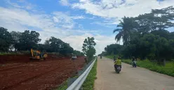 Pengendara melintas di Jalan Bomang yang tebgah digenjot pembangunannya oleh Pemkab Bogor. (Sumber: Poskota/Giffar Rivana)