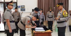Kapolres Metro Depok, Kombes Pol Abdul Waras merotasi pejabat Kasat Intelkam dan Kasat Sabara di Aula Atmani Adhi Wedhana Mapolrestro Depok. (Sumber: Dok. Humas Polres Metro Depok)