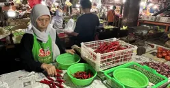 Aktivitas pedagang sayur mayur di pasar tradisional Tomang Barat, Grogol Petamburan, Jakarta Barat, Rabu, 11 Februari 2026. (Sumber: Poskota/Pandi Ramedhan)