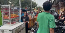 PKL yang berjualan di trotoar kawasan Pecinan Glodok, Taman Sari, Jakarta Barat kocar kacir saat didatangi petugas, Rabu, 11 Februari 2026. (Sumber: Poskota/Pandi Ramedhan)