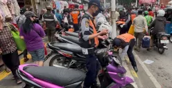 Petugas sedang merazia motor di trotoar kawasan Pecinan Glodok, Tamansari, Jakarta Barat, Rabu, 11 Februari 2026. (Sumber: Poskota/Pandi Ramedhan)
