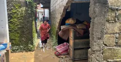 Suryati, 46 tahun tengah bebersih rumahnya yang jebol akibat banjir bandang di Kampung Cicered, Desa Cijayanti, Kecamatan Babakan Madang, Kabupaten Bogor. (Sumber: Poskota/Giffar Rivana)