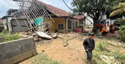 Salah satu rumah warga di Kampung Cicerewed, Desa Cijayanti, Kecama Babakan Madang, Kabupaten Bogor rusak akibat banjir bandang. (Sumber: Poskota/Giffar Rivana)