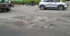 Ruas jalan Tanjung Duren Timur depan Mal Taman Anggrek, Grogol Petamburan, Jakarta Barat rusak. (Sumber: Poskota/Pandi Ramedhan)
