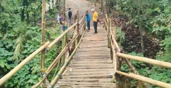 Sejumlah warga di Citaman, Jiput, Pandeglang tengah memperbaiki jembatan sementara. (Sumber: Poskota/Samsul Fatoni)