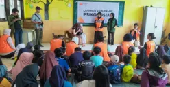 Kegiatan trauma healing di SDN Karyabakti, Desa Pasirlangu, Kecamatan Cisarua, Kabupaten Bandung Barat, Jawa Barat, Rabu, 11 Februari 2026. (Sumber: Poskota/Gatot Poedji Utomo)