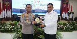 Wakapolda Banten, Brigjen Pol Hendra menyerahkan kenang-kenangan kepada Dirreskrimsus Kombes Yudhis Wibisana dalam FGD. (Sumber: Dok. Bidhumas Polda Banten)