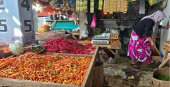 Pedagang cabai di pasar tradisional wilayah Kabupaten Tangerang. (Sumber: Poskota/Veronica Prasetio)