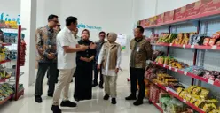 Bupati Pandeglang, Dewi Setiani saat meresmikan KDMP di Desa Kertasana, Pagelaran. (Sumber: Dok. Desa Kertasana)