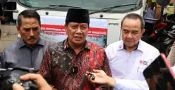 Bupati Tangerang, Maesyal Rasyid saat memberikan simbolis penyaluran bantuan korban bencana Aceh dan Sumatera. (Sumber: Istimewa)