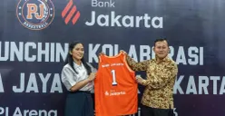 Direktur Kepatuhan Bank Jakarta, Ateng Rivai, secara simbolis menerima jersey Pelita Jaya dari Commisioner Pelita Jaya, Aninditha Anestya Bakrie, saat perjanjian kolaborasi di Jakarta, Kamis, 12 Februari 2026. (Sumber: Istimewa)