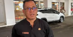 Kadispora Kabupaten Bogor, Asnan memastikan pertandingan Liga 2 di Stadion Pakansari tetap berjalan usai stadion porak-poranda karena angin kencang. (Sumber: Poskota/ Giffar Rivana)