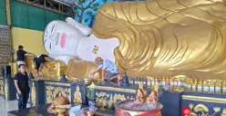 Proses pembersihan patung Buddhan tidur di Vihara Buddha Darma, Kampung Jati RT 002/RW 06, Desa Tonjong, Kecamatan Tajurhalang, Kabupaten Bogor, Rabu, 11 Februari 2026. (Sumber: Poskota/Angga Pahlevi)