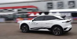 Sejumlah pengunjung membagikan pengalaman setelah mencoba langsung Changan Deepal dan Lumin di area test drive IIMS 2026. (Sumber: Changan)