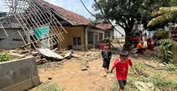 Salah satu rumah warga di Kampung Cicerewed, Desa Cijayanti, Babakan Madang, Kabupaten Bogor rusak pasca diterjang banjir bandang pada Rabu sore, 11 Februari 2026. (Sumber: Poskota/Giffar Rivana)