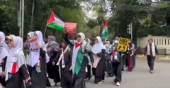 Massa aksi solidaritas Palestina menggelar long marc dari Kedubes Palestina ke Kedubes AS, Gambir, Jakarta Pusat, Jumat, 13 Februari 2026. (Sumber: Poskota/Ali Mansur)