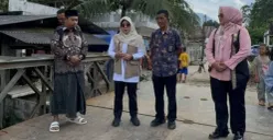 Bupati Pandeglang, Dewi Setiani meninjau pembangunan jembatan di Mandalawangi, Kabupaten Pandeglang. (Sumber: Dok. Setda Pandeglang)