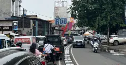 Ruas jalan Palmerah menuju ke Slipi dan sebaliknya terpantau macet karena ada Presiden RI Prabowo Subianto meresmikan SPPG Palmerah, Jumat, 13 Februari 2026. (Sumber: Poskota/ Pandi Ramedhan)