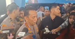 Kapolri Jenderal Listyo Sigit Prabowo saat doorstop bersama awak media di kawasan Palmerah, Jakarta Barat, Jumat, 13 Februari 2026. (Sumber: Poskota/ Pandi Ramedhan)