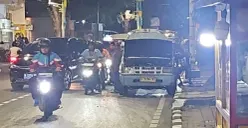 Oli angkot bocor hingga mengakibatkan kecelakaan di Jalan Palmerah Barat, Palmerah, Jakarta Barat, Jumat, 13 Februari 2026. (Sumber: Dok. Istimewa)