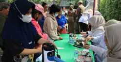 Kegiatan gerakan pangan murah di Vihara Arya Dipa, Kecamatan Kosambi, Kabupaten Tangerang, Jumat, 13 Februari 2026. (Sumber: Poskota/Veronica Prasetio)