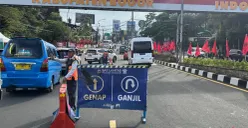Rekayasa lalu lintas diterapkan di jalur Puncak, Kabupaten Bogor, selama libur panjang Tahun Baru Imlek 2026. (Sumber: Poskota/Giffar Rivana)