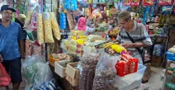 Ilustrasi harga bahan pokok jelang Imlek dan Ramadhan. (Sumber: Poskota/Angga Pahlevi)