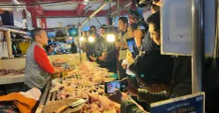 Suasana sidak harga kebutuhan pokok masyarakat di Pasar Atas Kota Cimahi, Jumat, 13 Februari 2026. (Sumber: Poskota/Gatot Poedji Utomo)