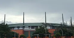 Atap Stadion Pakansari rusak akibat angin kencang yang terjadi pada Kamis sore, 12 Februari 2026. (Sumber: Poskota/Giffar Rivana)