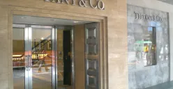 Toko perhiasan Tiffany and Co tengah menjadi perhatian setelah sejumlah gerainya di Indonesia disegel oleh Direktorat Jenderal Bea dan Cukai (DJBC) Kantor Wilayah Jakarta. (Sumber: Dok.Wikipedia)
