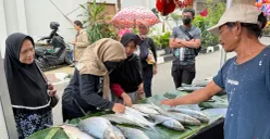 Pedagang ikan bandeng musiman di festival ikan bandeng Rawa Belong, Kebon Jeruk, Jakarta Barat, Sabtu, 14 Februari 2026. (Sumber: Poskota/Pandi Ramedhan)
