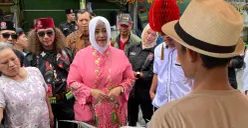 Anggota DPD RI, Fahira Idris membeli ikan bandeng di Rawa Belong, Kebon Jeruk, Jakarta Barat, Sabtu, 14 Februari 2026. (Sumber: Poskota/Pandi Ramedhan)