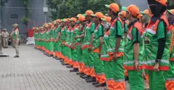 Petugas kebersihan DLH DKI Jakarta saat menggelar apel kerja bakti membersihkan klenteng, vihara, dan lingkungan sekitarnya di berbagai wilayah ibu kota. (Sumber: Dok. Kominfotik Pemprov Jakarta)
