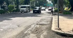 Ilustrasi jalan rusak di Kebon Sirih, Jakarta Pusat. (Sumber: Poskota/M Tegar Jihad)