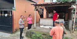 Anggota Reskrim Polsek Cimanggis melakukan cek TKP pencurian tabung gas melon milik pedagang warung Nasi Uduk di Jatijajar, Tapos, Kota Depok. (Sumber: Dok. Humas Polsek Cimanggis)