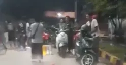 Potret belasan motor mogok diduga beli BBM jenis pertalite bercampur dengan air. (Sumber: Instagram/@parungpanjangviral)