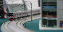 Ilustrasi kecelakaan di Stasiun Bekasi menjadi pengingat pentingnya tips aman melintas rel kereta dan langkah darurat saat mobil mogok di perlintasan. . (Sumber: Poskota/Bilal Nugraha Ginanjar)