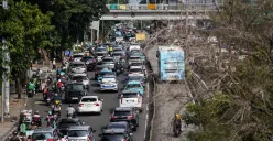 Sejumlah kendaraan terjebak macet di Jalan Gatot Subroto, Jakarta, Jumat, 13 Januari 2026. (Sumber: Poskota/Bilal Nugraha Ginanjar)
