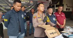 Kapolres Cimahi AKBP Niko Nurulloh Adi Putra (tengah), berikan pernyataan kepada awak media dia Mako Polres Cimahi, Jalan Amir Machmud, Minggu 15 Februari 2026. (Sumber: Poskota/Gatot Poedji Utomo)