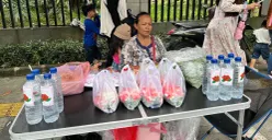 Pedagang kembang Suparmi di TPU Karet Bivak, Penjernihan, Jakarta Pusat, Minggu, 15 Februari 2026. (Sumber: Poskota/M Tegar Jihad)