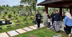 Peziarah di TPU Karet Bivak, Penjernihan, Jakarta Pusat, Minggu, 15 Februari 2026. (Sumber: Poskota/M Tegar Jihad)