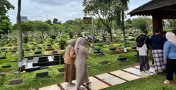 Peziarah di TPU Karet Bivak, Penjernihan, Jakarta Pusat, Minggu, 15 Februari 2026. (Sumber: Poskota/M Tegar Jihad)