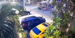 Aksi pencurian dengan modus pecah kaca mobil di Kelapa Gading terekam kamera CCTV. (Sumber: tangkapan layar)