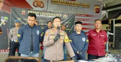 Kapolres Cimahi AKBP Niko N Adiputra (kedua kiri), beberkan motif pelaku habisi teman sendiri, dalal gelar perkara, Minggu, 15 Februari 2026. (Sumber: Poskota/Gatot Poedji Utomo)