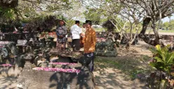 Peziarah memanjatkan doa di area pemakaman jelang Ramadhan 2026, sebagai bentuk penghormatan sekaligus refleksi diri. (Sumber: Wikimedia Commons)