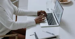 Jadwal WFA ASN dan pegawai swasta Lebaran 2026. (Sumber: Pexels/Cottonbro Studio)