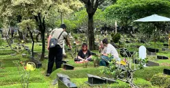 Peziarah di TPU Karet Bivak, Jakarta Pusat, Minggu, 15 Februari 2026. (Sumber: Poskota/M. Tegat Jihad)