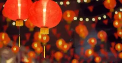 Hujan yang turun saat perayaan Tahun Baru Imlek sering dipandang sebagai simbol berkah dan awal yang penuh harapan dalam tradisi Tionghoa. (Sumber: Wikimedia Commons)